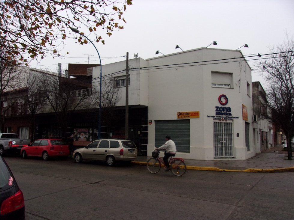 4 LOCALES MAS 3 VIV. PATIO / TODO EN BLOCK MORENO ESQ PAMPA — foto 3