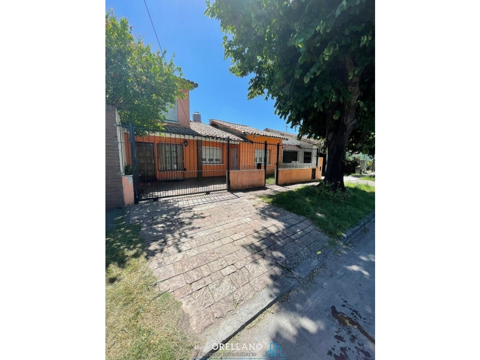 VENTA OPORTUNIDAD CASA SOBRE LOTE PROPIO DE 333m2 CON PARQUE Y QUINCHO CON PARRILLA — foto 2