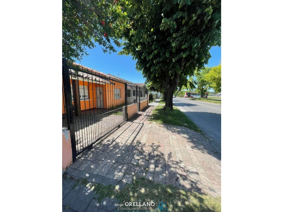 VENTA OPORTUNIDAD CASA SOBRE LOTE PROPIO DE 333m2 CON PARQUE Y QUINCHO CON PARRILLA — foto 3