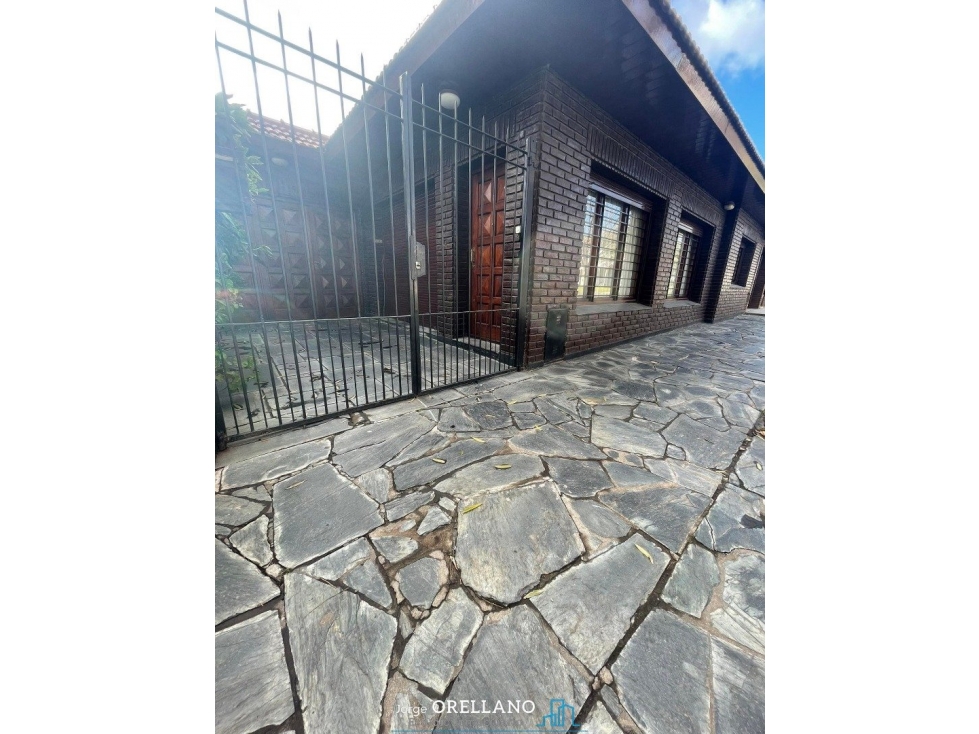 VENTA EXCELENTE CHALET CON PATIO Y PARRILLA EN FLORENCIO SANCHEZ — foto 2