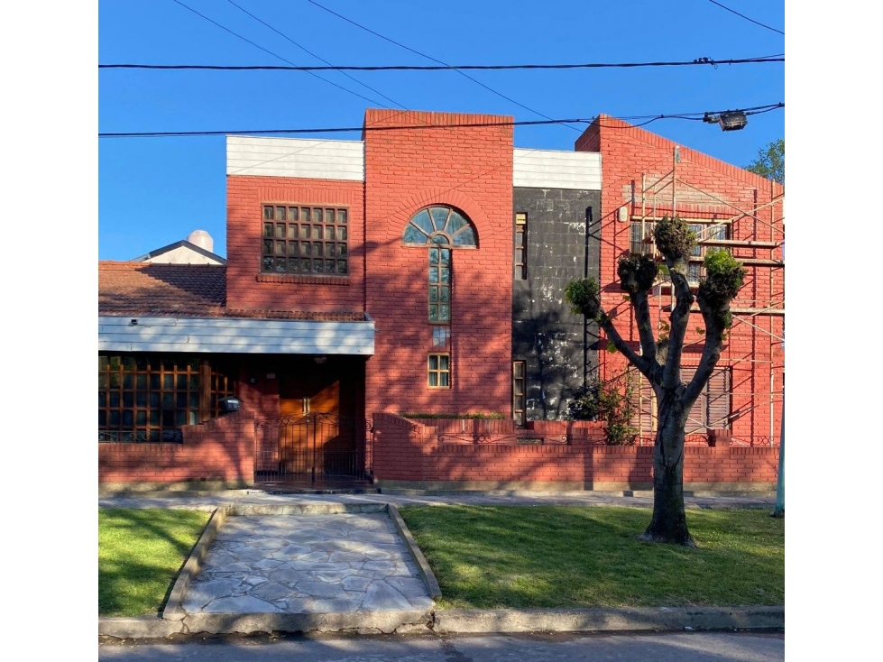 VENTA EXCELENTE RESIDENCIA CON QUINCHO Y PATIO EN PARQUE LURO — foto 2