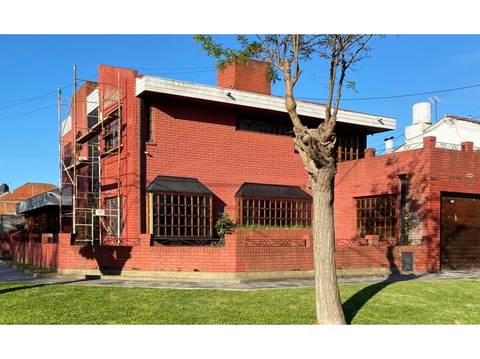 VENTA EXCELENTE RESIDENCIA CON QUINCHO Y PATIO EN PARQUE LURO — foto 3