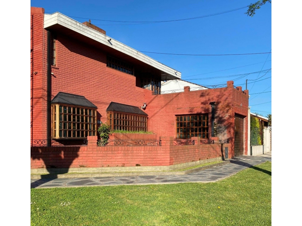 VENTA EXCELENTE RESIDENCIA CON QUINCHO Y PATIO EN PARQUE LURO — foto 4