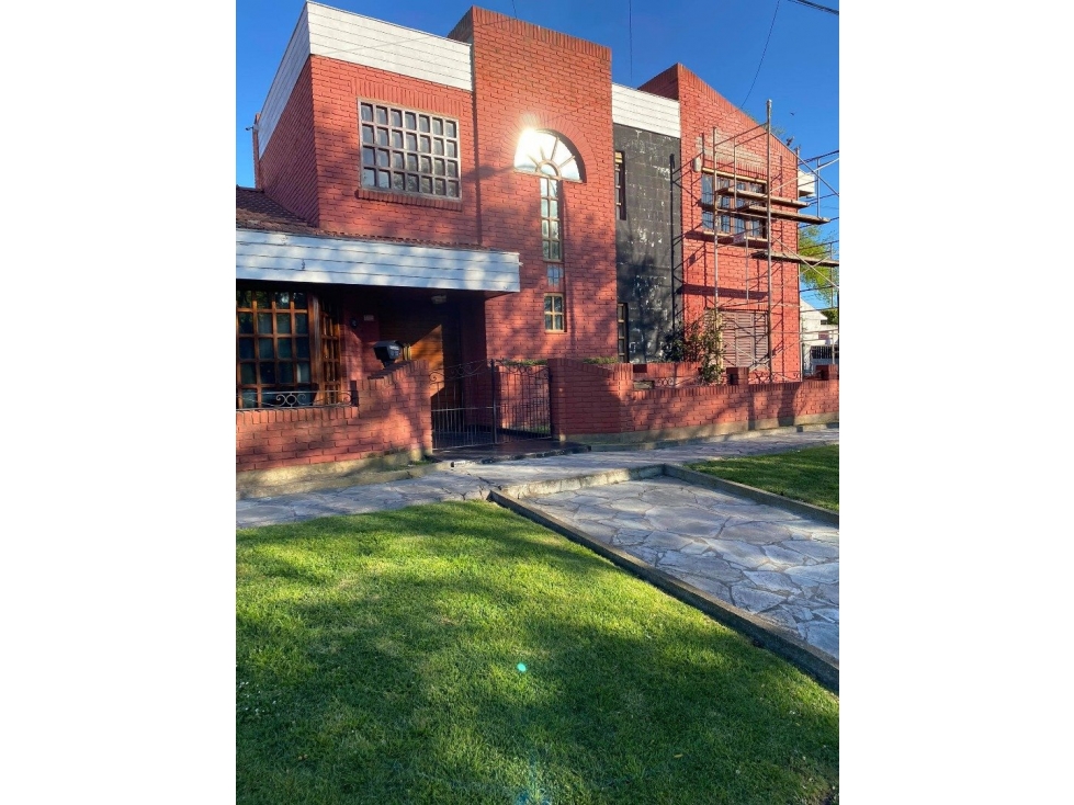 VENTA EXCELENTE RESIDENCIA CON QUINCHO Y PATIO EN PARQUE LURO — foto 5