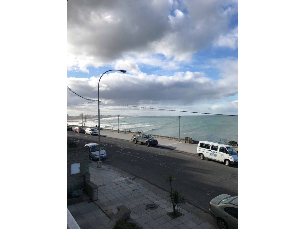 VENTA DE SEMIPISO FRENTE AL MAR DE 4 AMBIENTES CON COCHERA Y PATIO INTERNO - 2