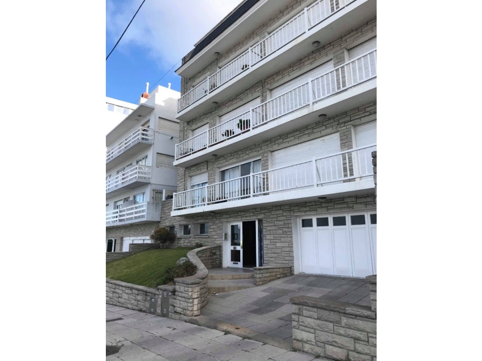 VENTA DE SEMIPISO FRENTE AL MAR DE 4 AMBIENTES CON COCHERA Y PATIO INTERNO - 4