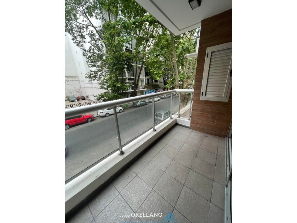 VENTA 2 AMBIENTES BALCON SALIENTE AMOBLADO Y CON BAULERA MACROCENTRO