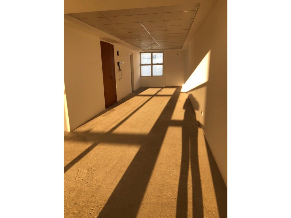 VENTA OFICINA SEMIPISO PLAZA MITRE - 4