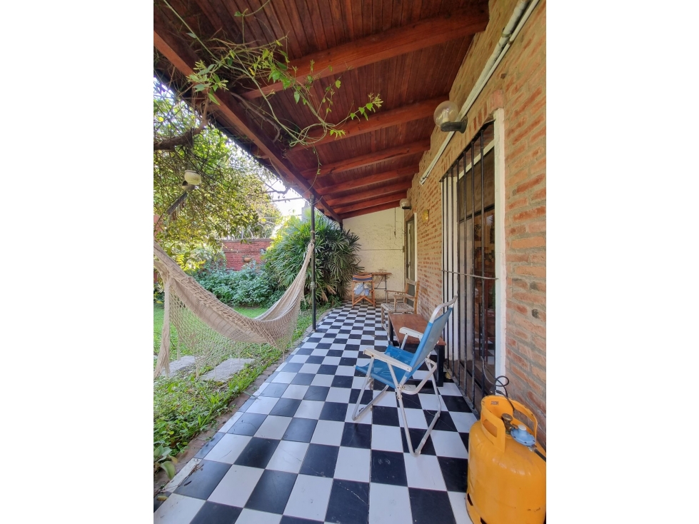 Casa con departamento sobre Av Las Heras, 400 m2, zona UNNE - 2