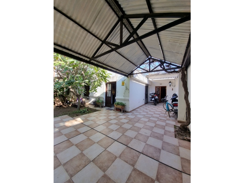 Casa con departamento sobre Av Las Heras, 400 m2, zona UNNE - 6