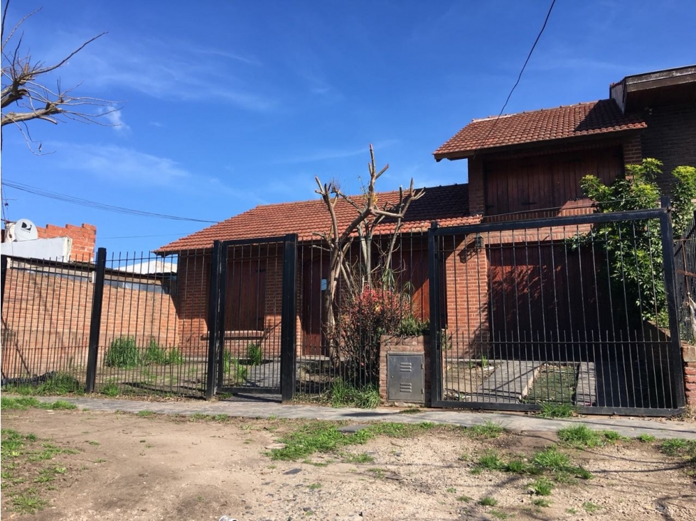 Chalet 4 amb. con parque y garage - Rosales y Dellepiane