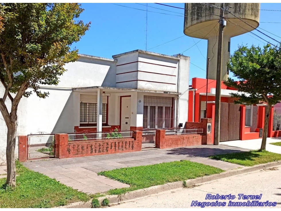 Casa de 3 ambientes con local comercial sobre excelente ubicación. - 1