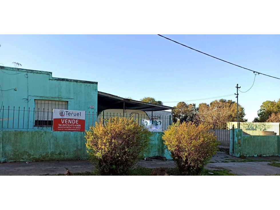 Se vende INMENSO lote de 15 x 89 con vivienda a reciclar. - 1