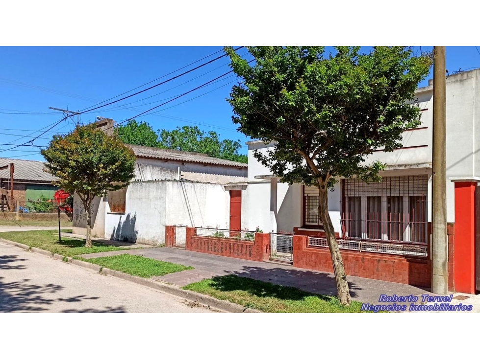 Casa de 3 ambientes con local comercial sobre excelente ubicación. - 2