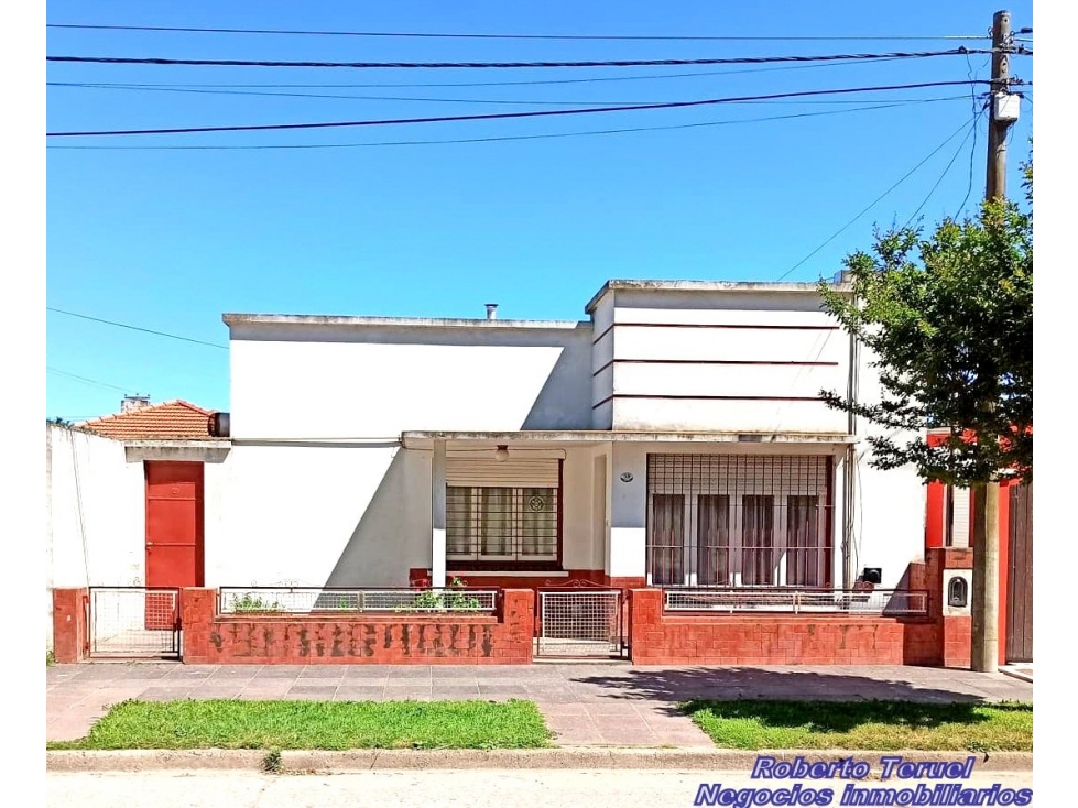 Casa de 3 ambientes con local comercial sobre excelente ubicación. - 3