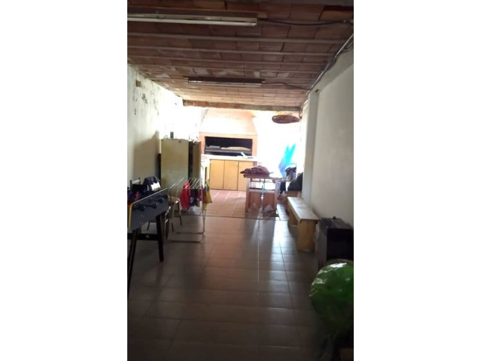 Se vende chalet de 4 ambientes en buen entorno. - 2