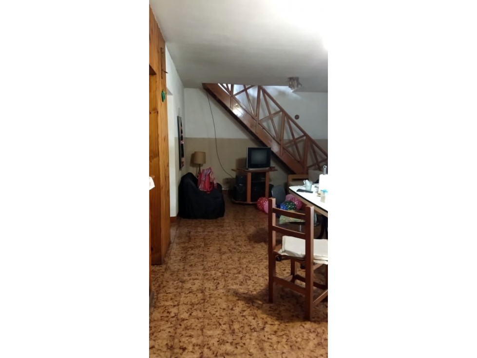 Se vende chalet de 4 ambientes en buen entorno. - 6