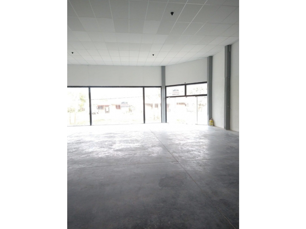 LOCAL COMERCIAL EN AV USHUAIA 2650 - 3