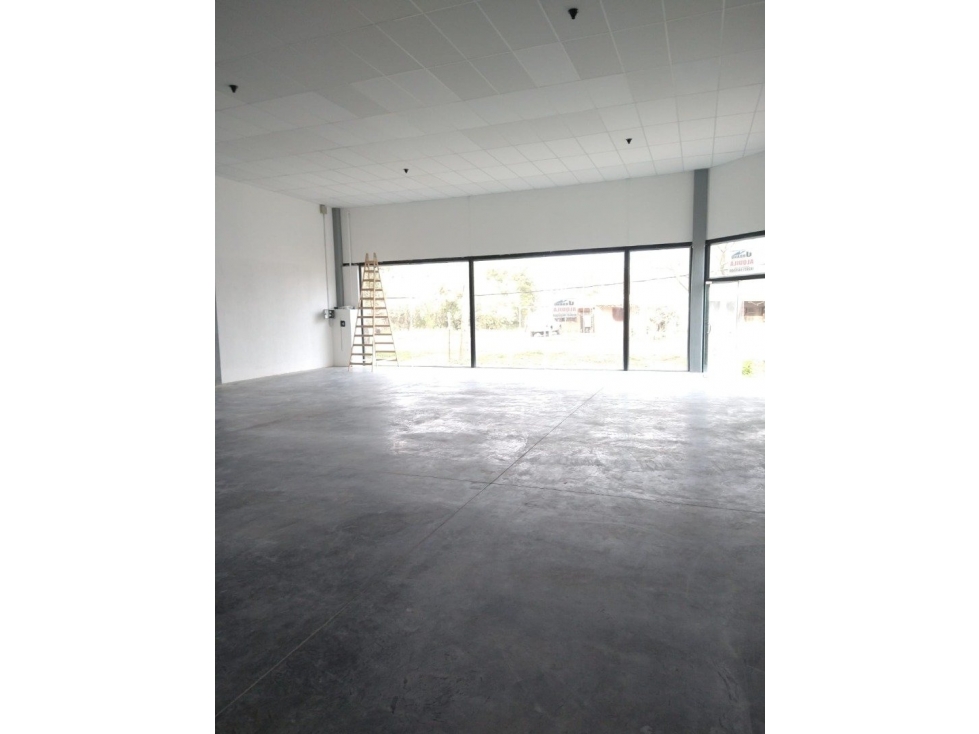 LOCAL COMERCIAL EN AV USHUAIA 2650 - 6