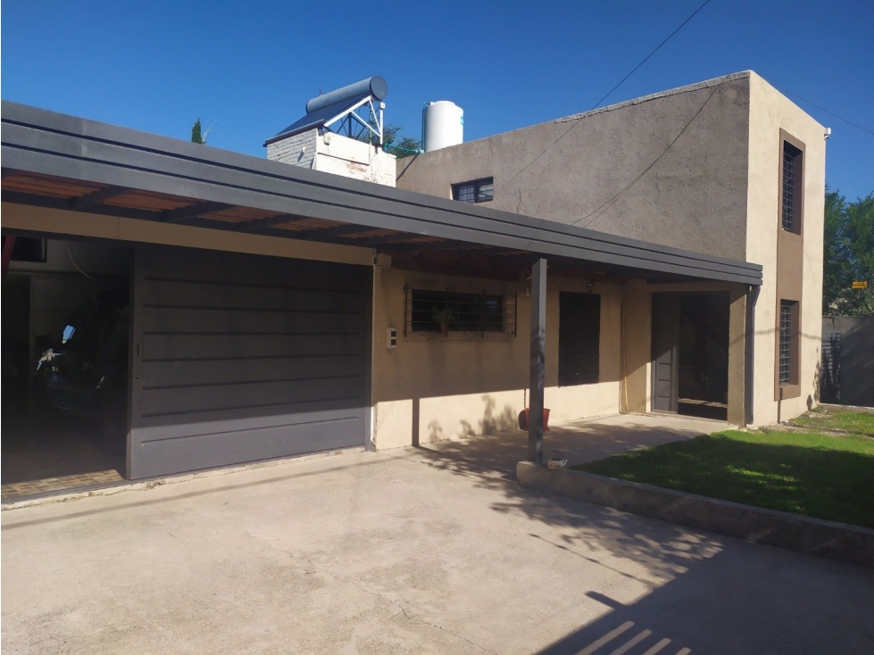 Cómoda Casaen venta en Tanti. Amplio quincho, parque, pileta. - 2