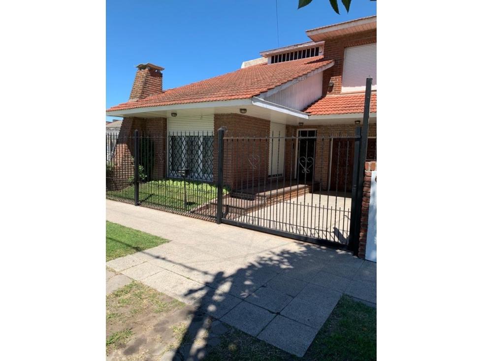 OPORTUNIDAD !!! Gran chalet de 4 amb con escritorio en dos plantas con garage doble - 1