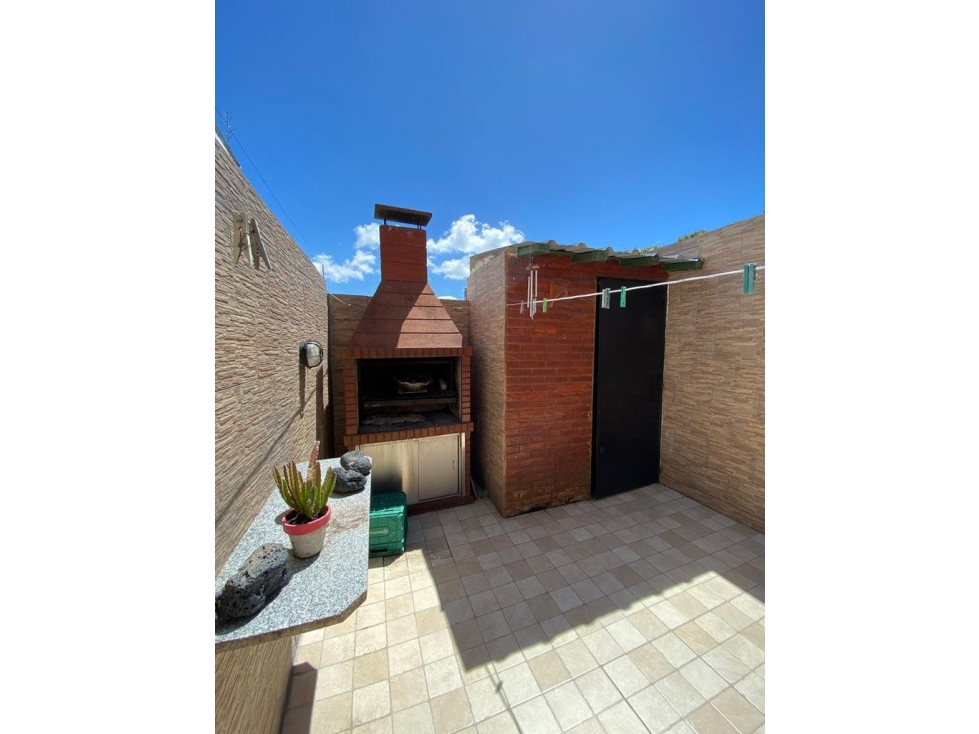 Dúplex 3 AMB con PATIO Y COCHERA Zona Villa Primera — foto 3