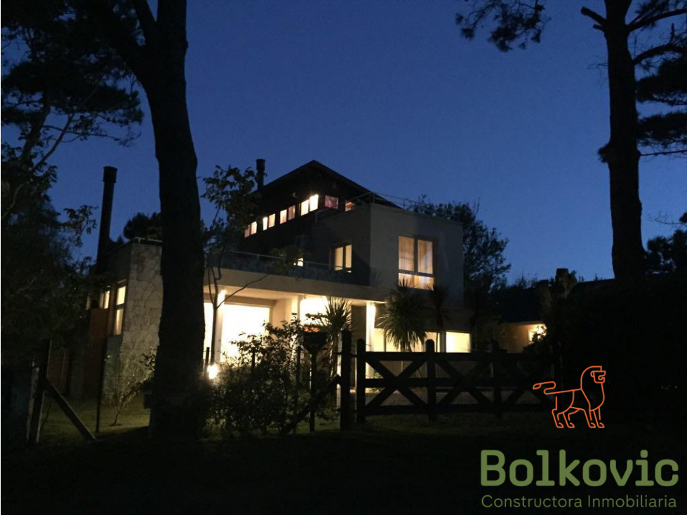 CARILO - AVESTRUZ Y ROBLES - CASA EN VENTA. - 1