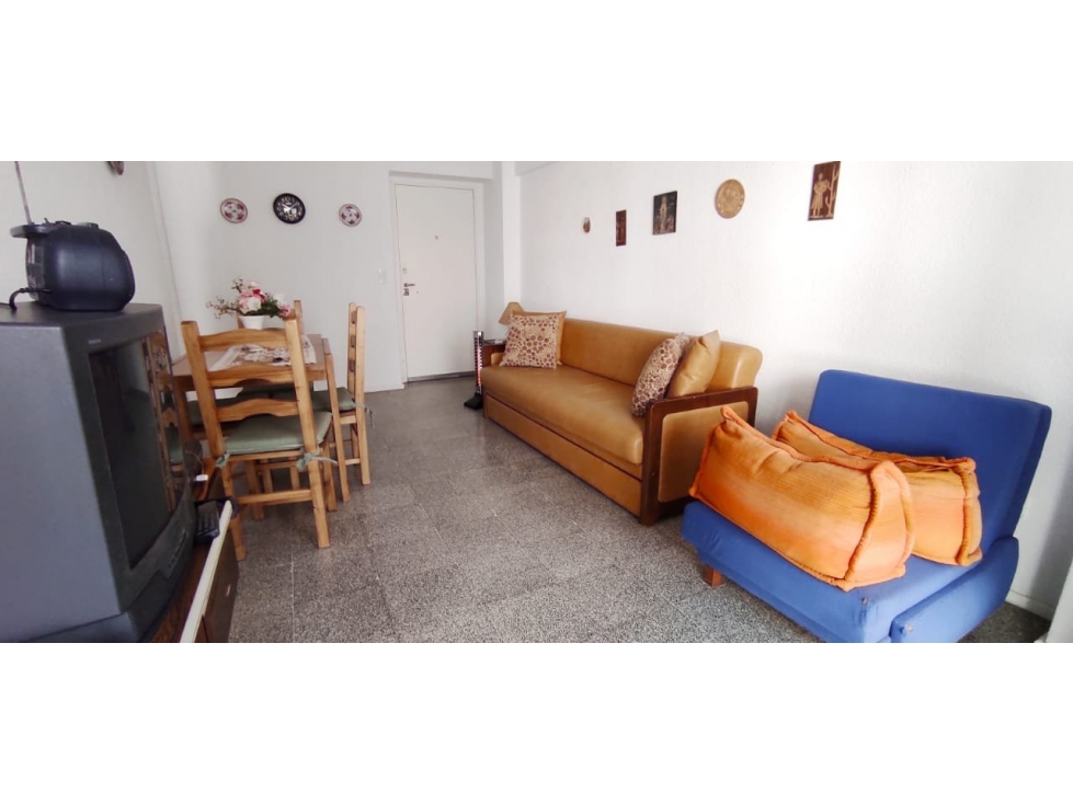 Departamento 2 ambientes en venta con cochera fija. Zona Plaza Colon.