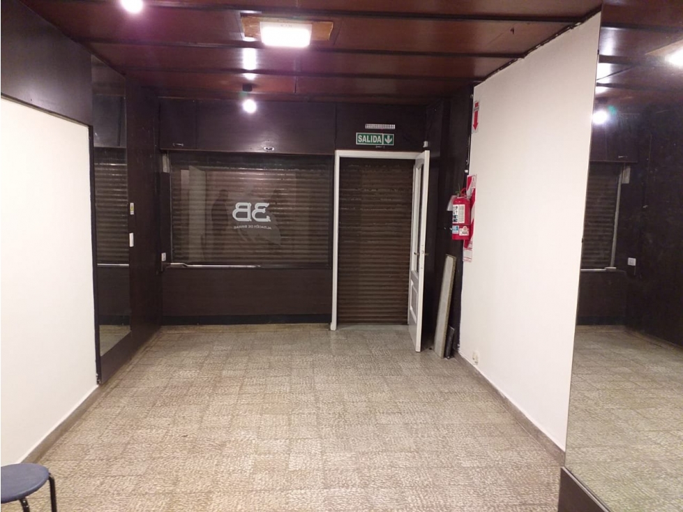 ARTIGAS 46 local c/vidriera,baño,zona comercial te. 4212256 - 1