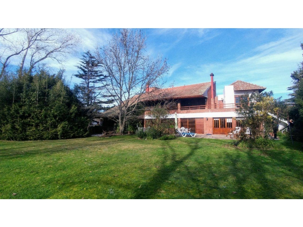 Chalet en Venta, 5 amb jardín, quincho y garaje, zona constitución.