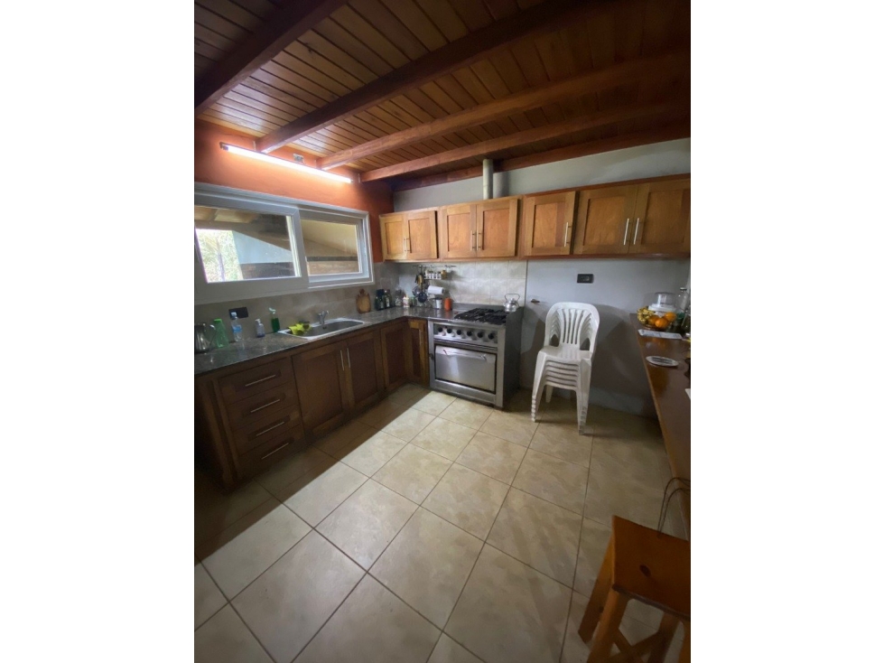 Venta chalet 5 ambientes en Barrio Colina Alegre. Buen estado. — foto 4