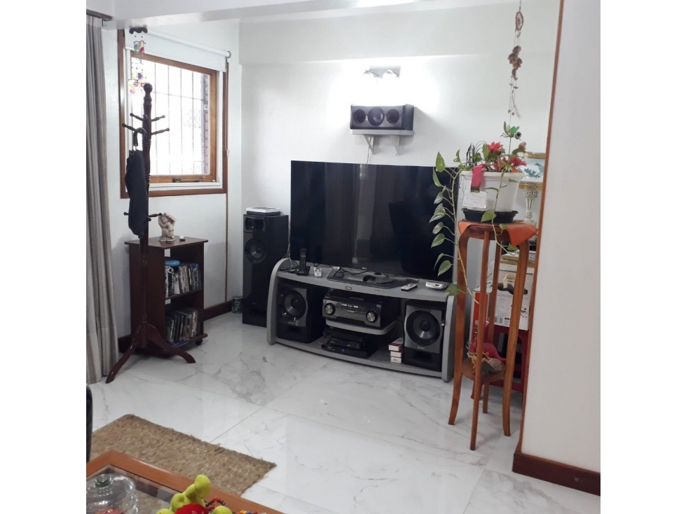 DEPARTAMENTO 3 AMBIENTES A LA CALLE CON COCHERA LA PERLA — foto 3