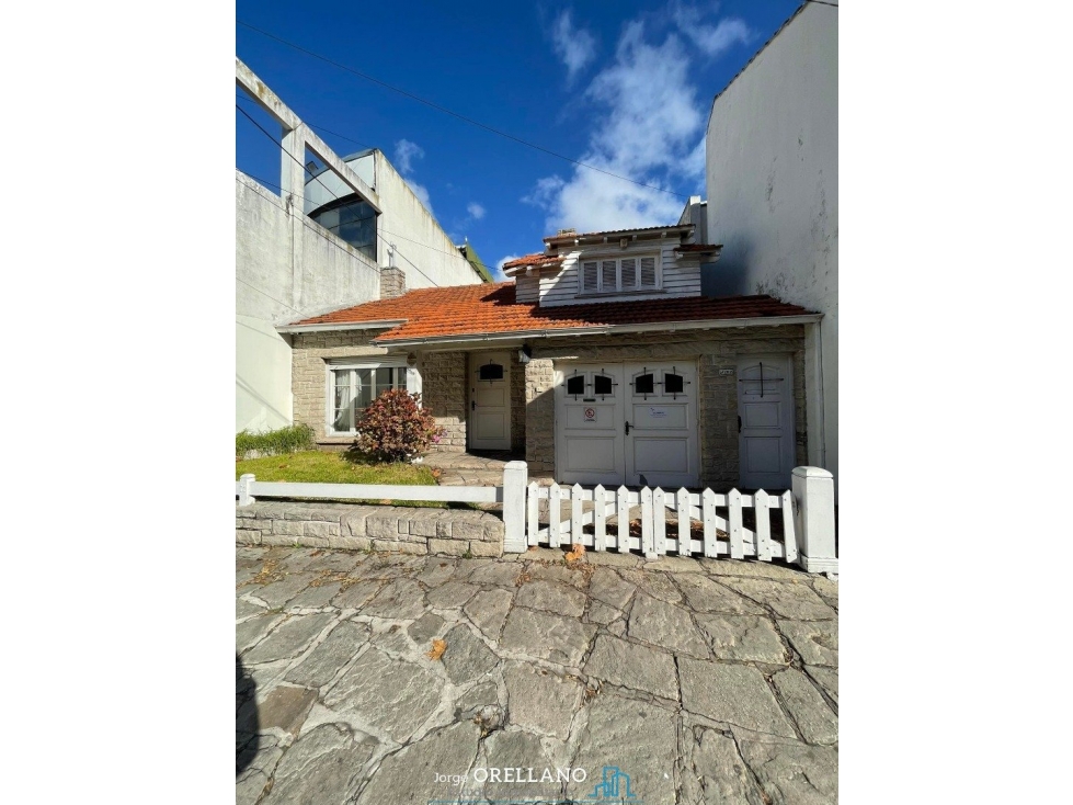 Chalet 5 amb. con patio y garaje + depto 3 amb. independiente