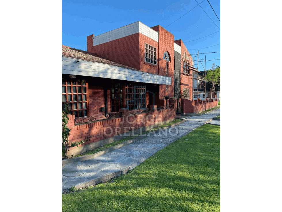 VENTA EXCELENTE RESIDENCIA CON QUINCHO Y PATIO EN PARQUE LURO
