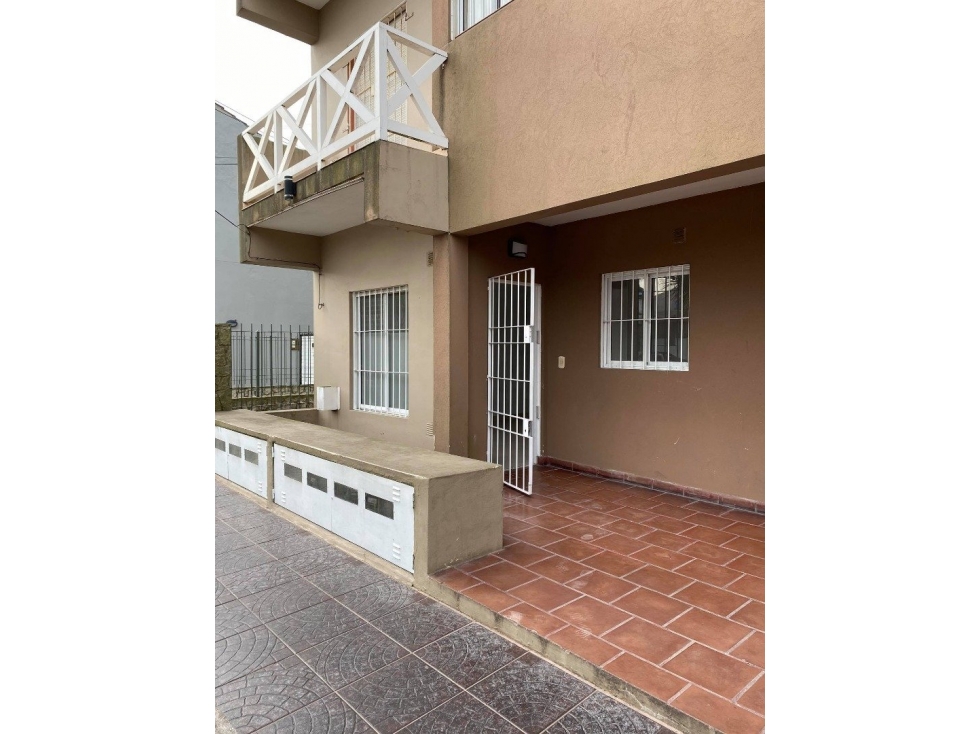 VENTA DEPARTAMENTO 2 AMBIENTES CON PATIO CUBIERTO BARRIO VILLA PRIMERA — foto 3