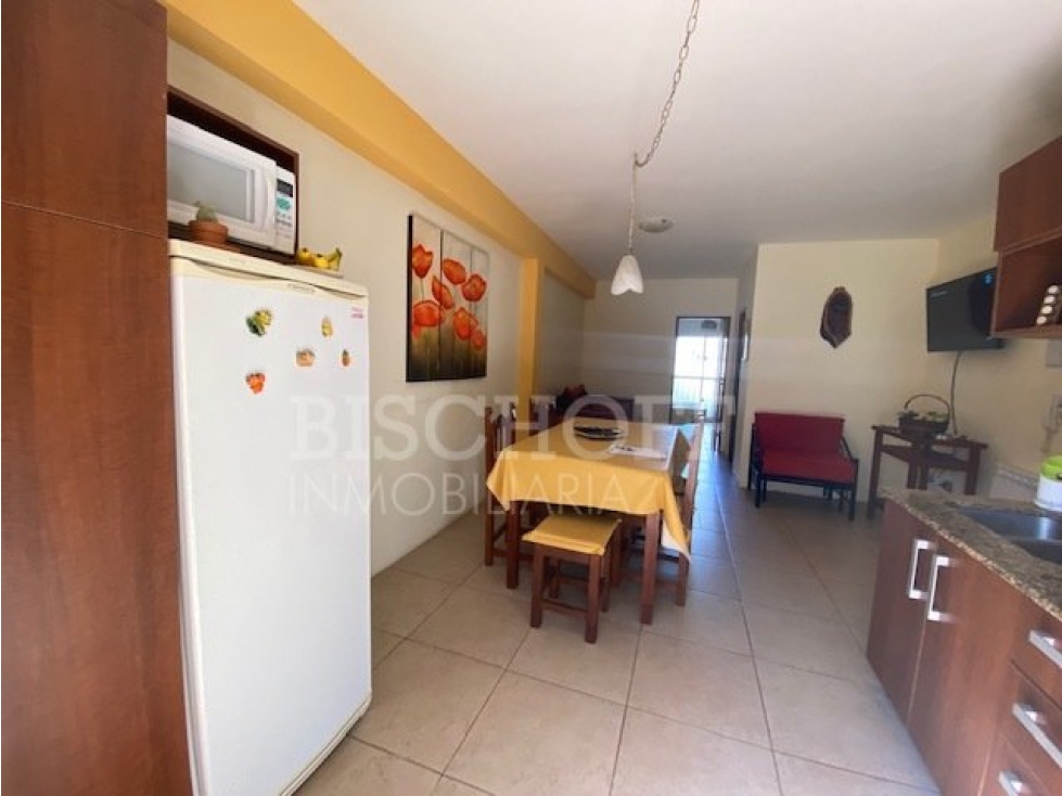 DEPARTAMENTO 2 AMBIENTES, PLANTA BAJA, COCHERA, PILETA Y QUINCHO. — foto 4