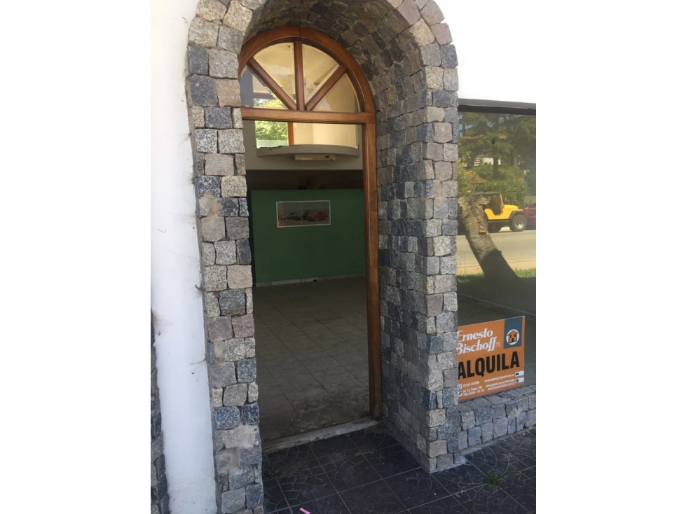 LOCAL EN VENTA, SOBRE AVENIDA BS AS! - 2