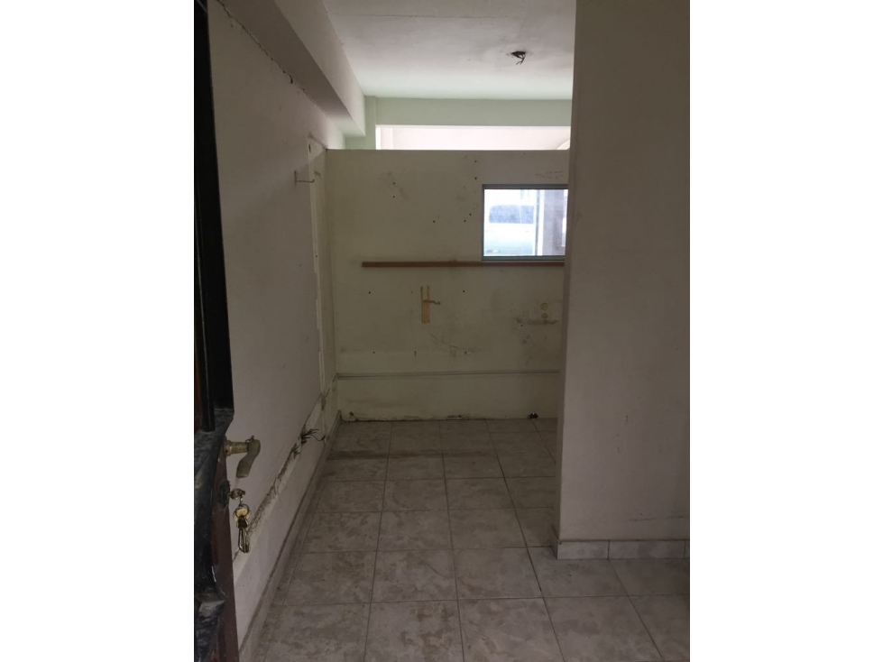 LOCAL EN VENTA, SOBRE AVENIDA BS AS! - 5