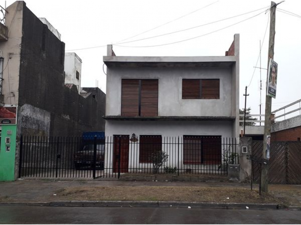 Gran Casa de Dos Plantas con Patio, Terraza y Cochera