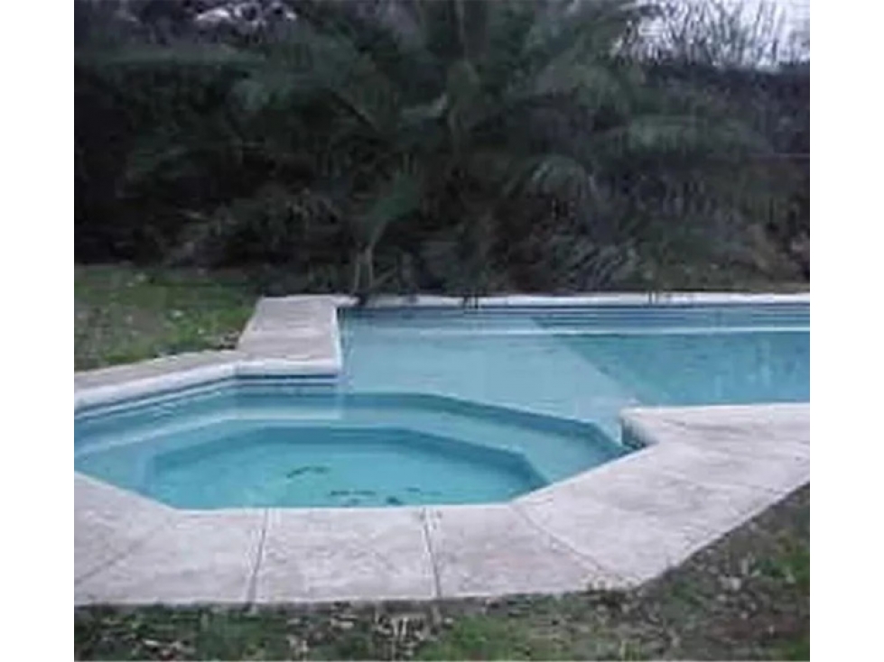 CHALET 5 AMBIENTES CON PISCINA - 4