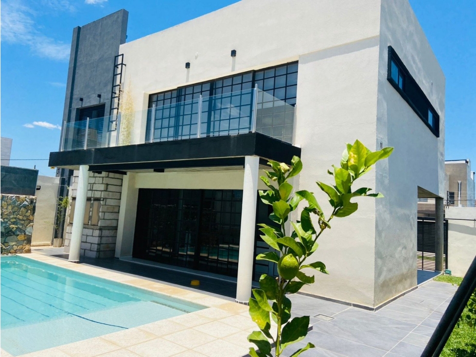 SE VENDE: CANADA 245. CASA 3 DORMITORIOS - 2