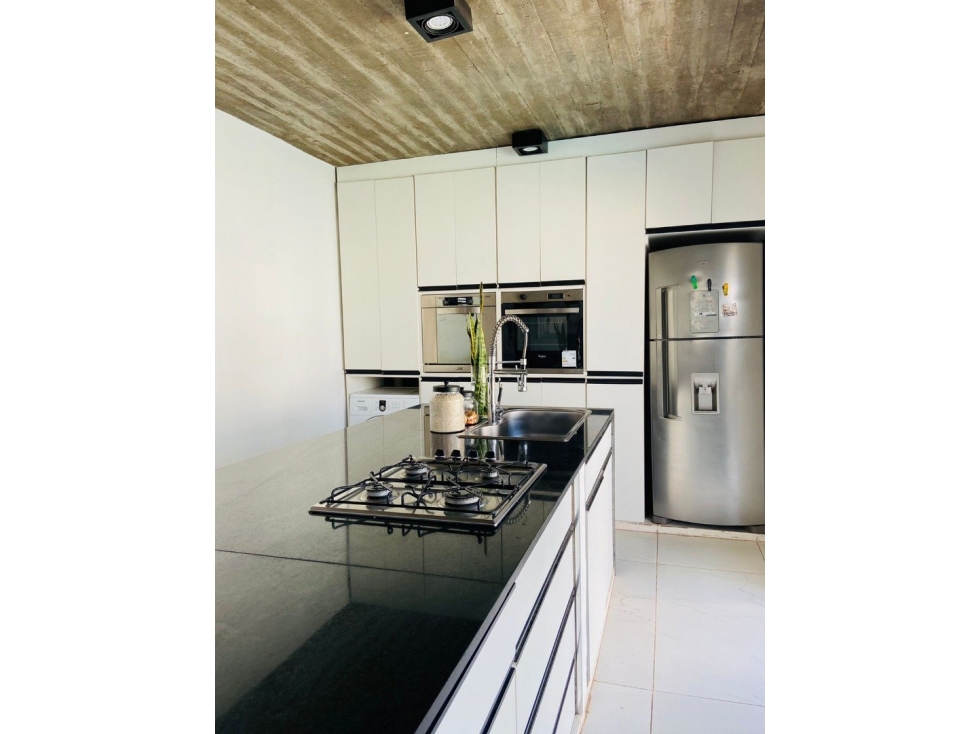 SE VENDE: CANADA 245. CASA 3 DORMITORIOS - 5
