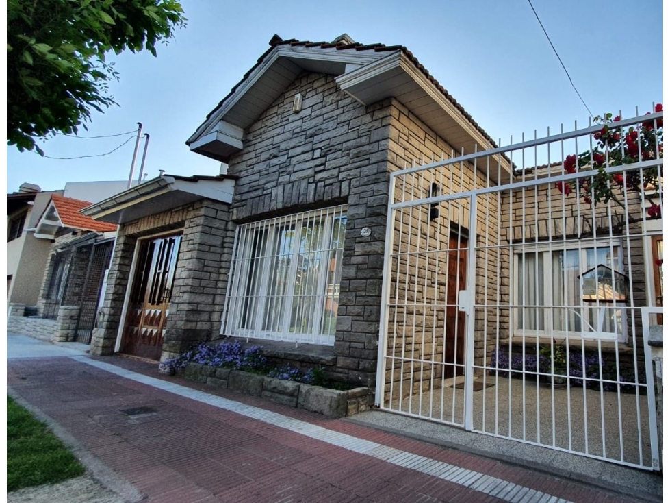 Chalet 4 amb (Corrientes 4300) RETASADA!!!