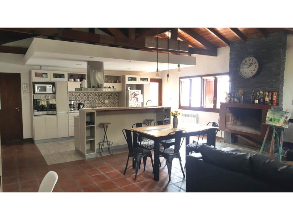 CHALET DE 4 AMBIENTES CON ENTRADA DE VEHICULOS, PLAYROOM