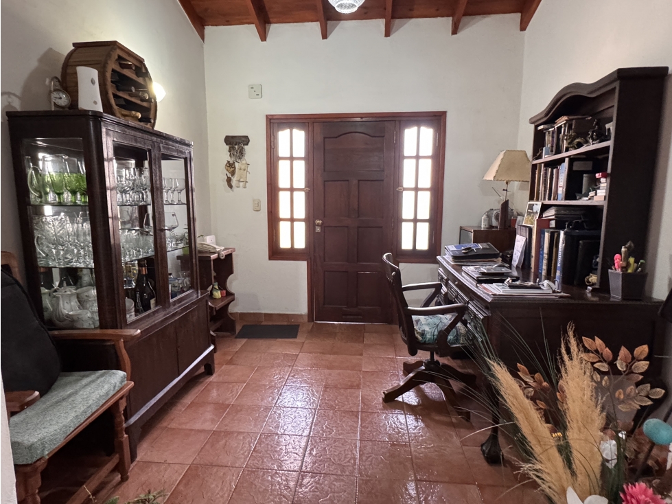 Clásico Chalet en venta 3 ambientes con jardín y garaje, Rauch - 3