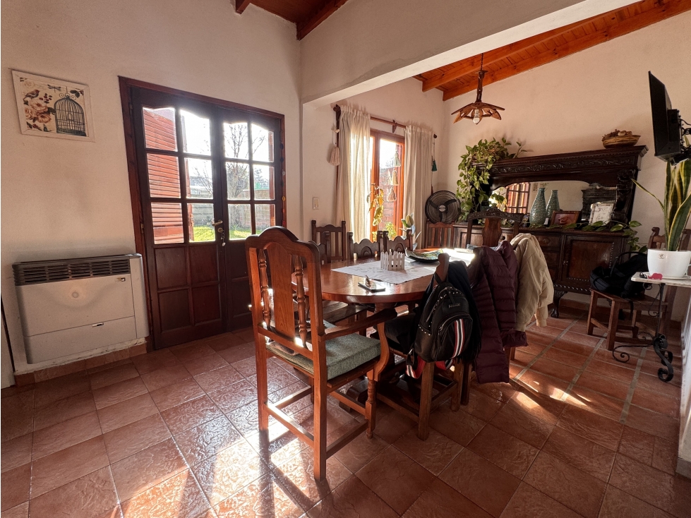 Clásico Chalet en venta 3 ambientes con jardín y garaje, Rauch - 4