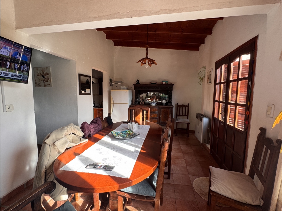 Clásico Chalet en venta 3 ambientes con jardín y garaje, Rauch - 6
