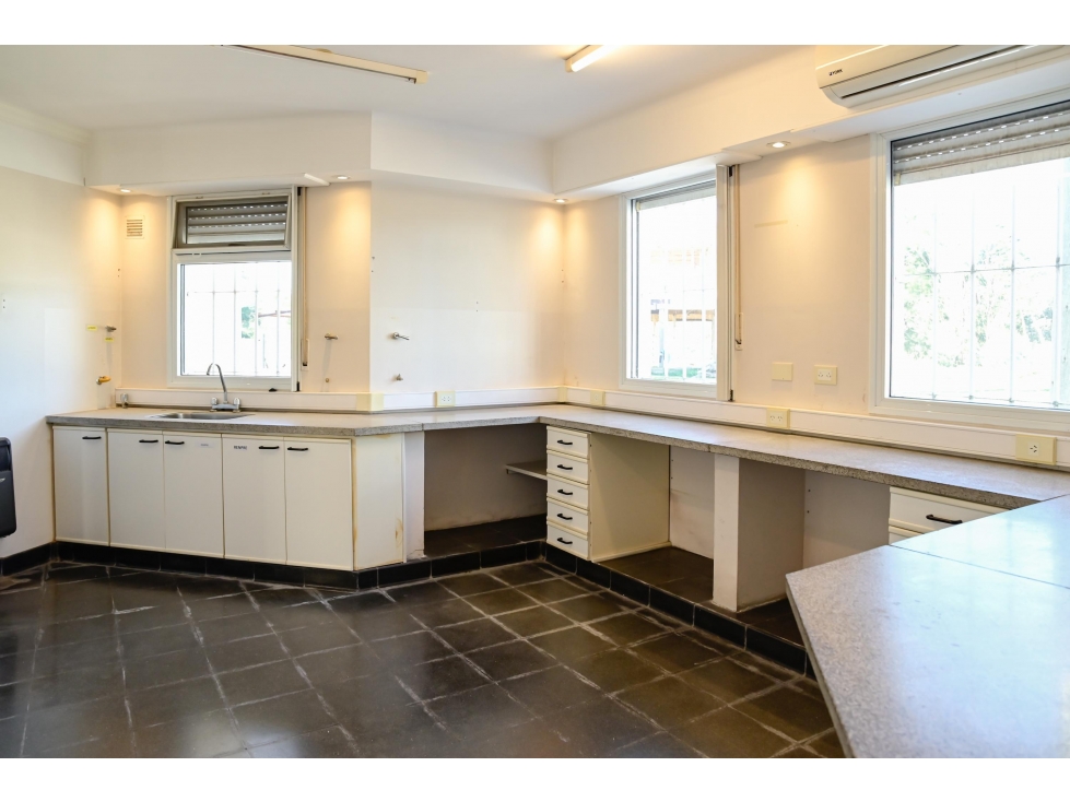 PROPIEDAD EN VENTA PARA USO PROFESIONAL ZONA CERRITO TANDIL - 3