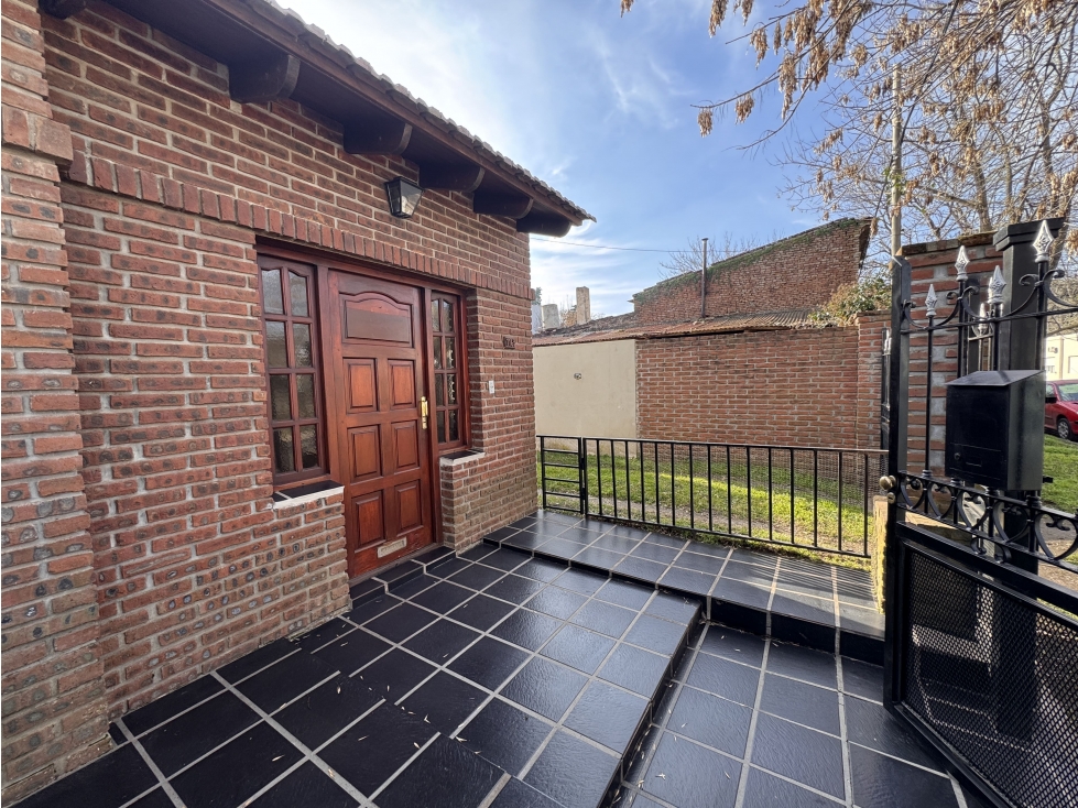 Clásico Chalet en venta 3 ambientes con jardín y garaje, Rauch - 2