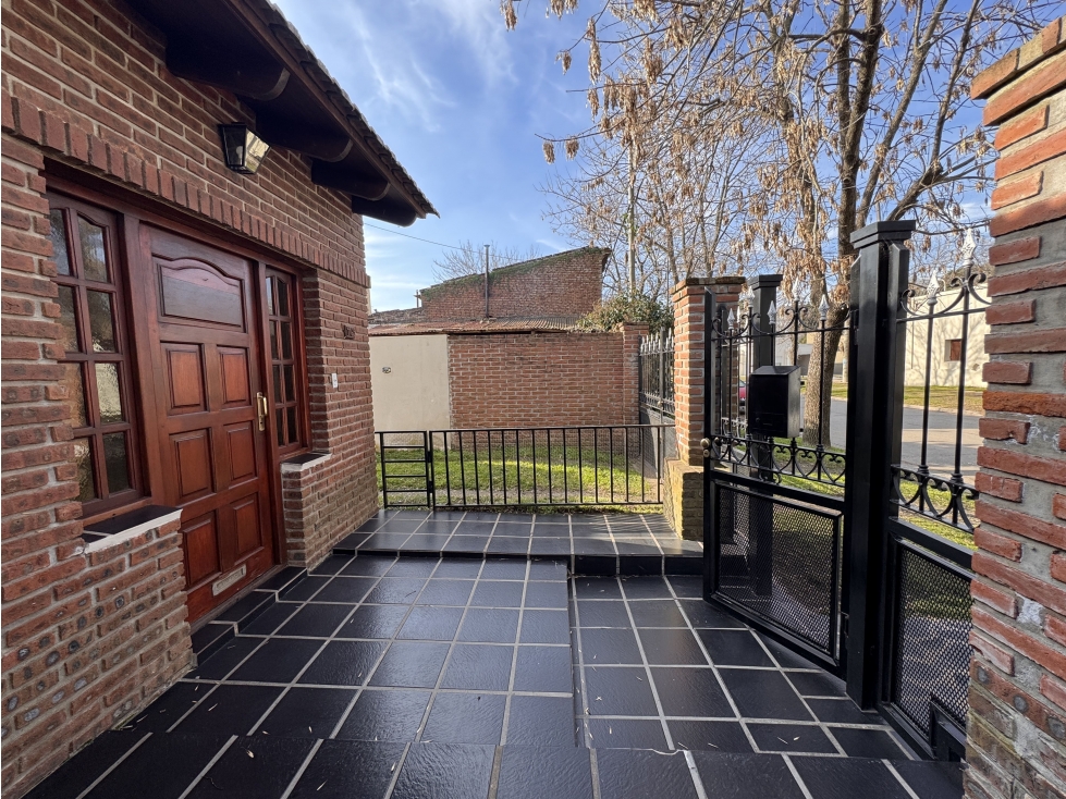 Clásico Chalet en venta 3 ambientes con jardín y garaje, Rauch - 1